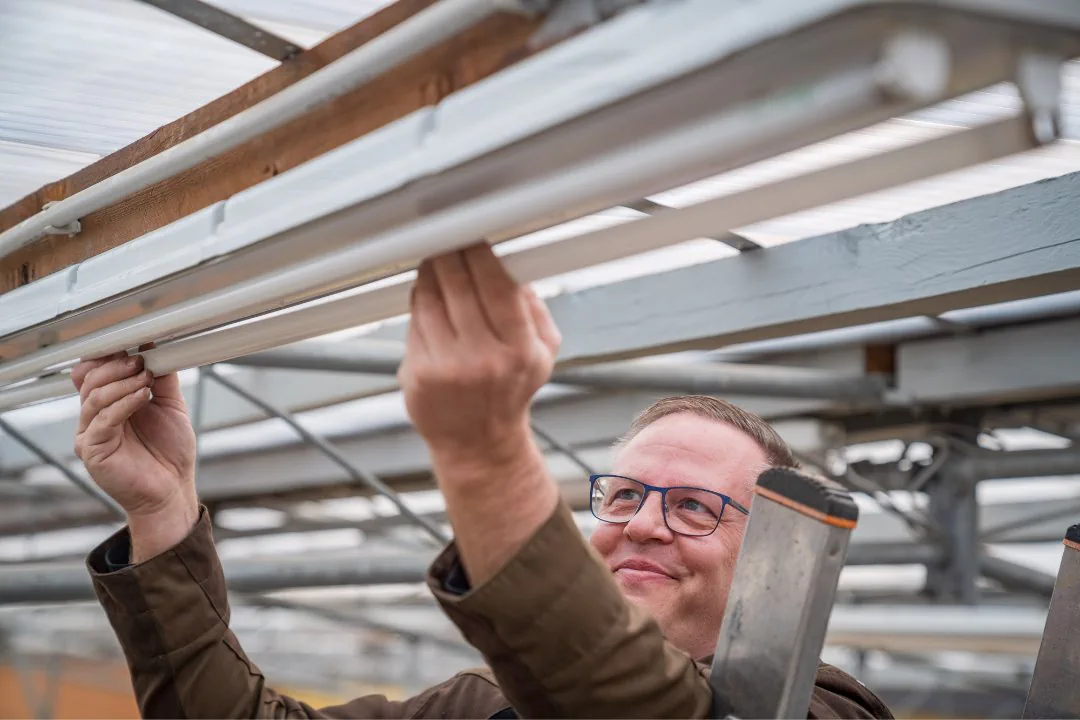 Mitarbeiter des Hausmeisterservice bei einer Reparaturarbeit